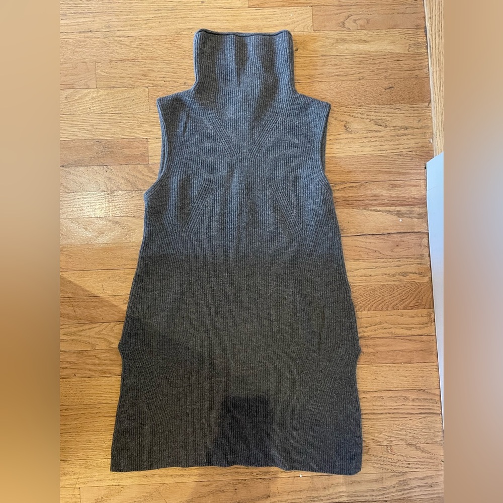 Alice + Olivia sleeveless turtleneck sweater | Size Medium